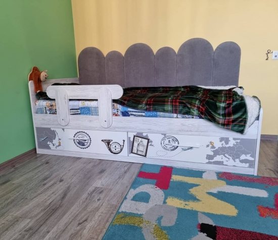 Ліжко з м'якою спинкою 