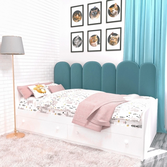 Ліжко з м'якою спинкою 