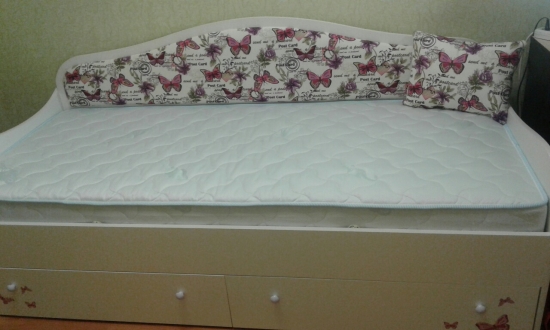 Тахта з м'якою спинкою 